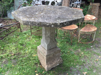 Table en pierre epoque 1850.png